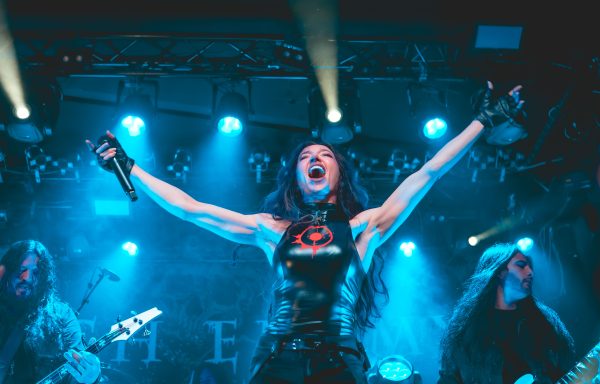 Arch Enemy arrasan en Gasteiz con un llenazo absoluto